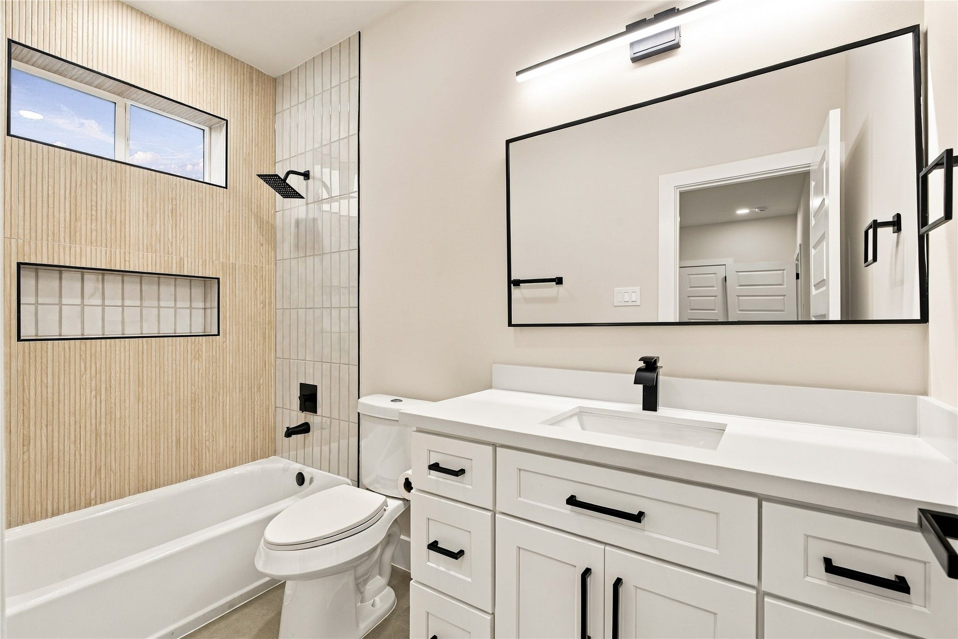 4717 Branch Street, Houston, TX 77021 Fresh guest sanctuary sparkling bath setup where visitors can refresh and feel right at home.