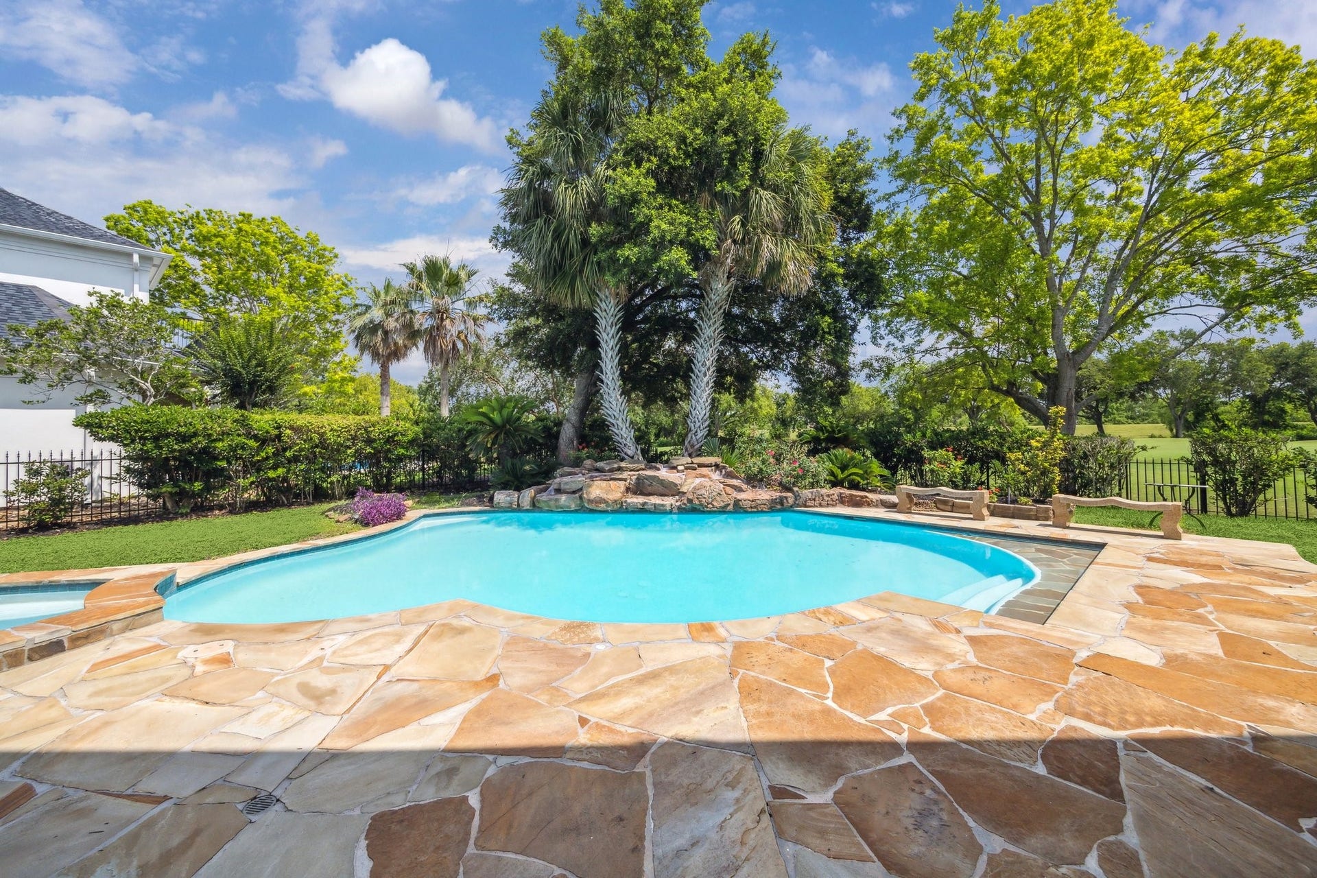 4111 Thistle Hill Court, Sugar Land, TX 77479 The Aida Younis Team presents 4111 Thistle Hill in Sweetwater!