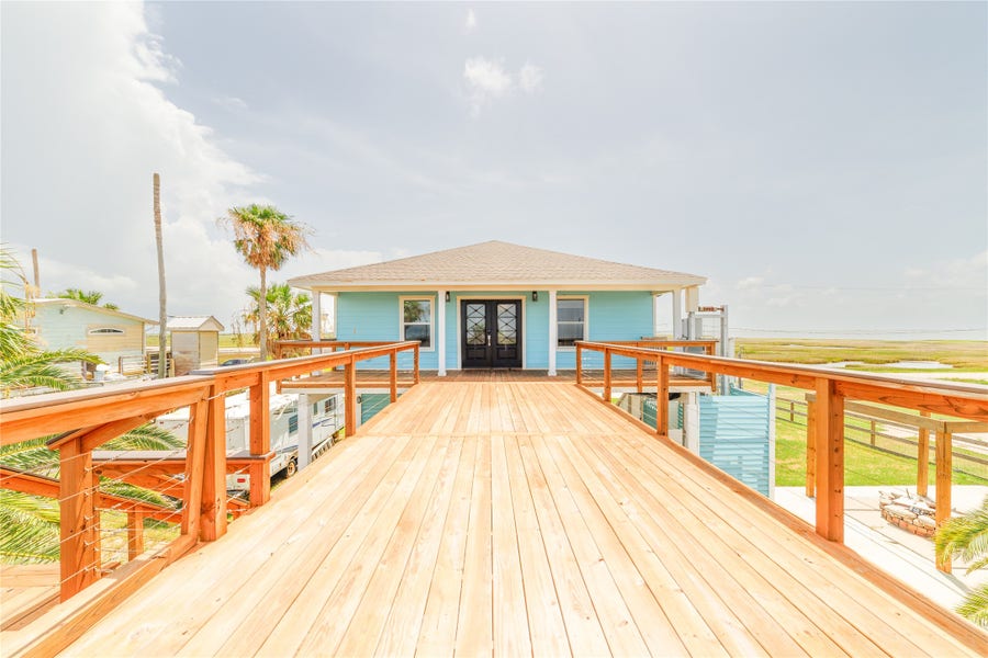 Property photo for 708 Dolphin Dr, Freeport, TX