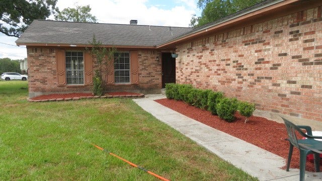 3221 Wheatridge Street, Pearland, TX 77581 Front entry sidewalk to front door