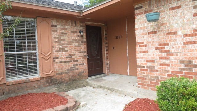 3221 Wheatridge Street, Pearland, TX 77581 Recessed entry. Supra key on door to the right and garage