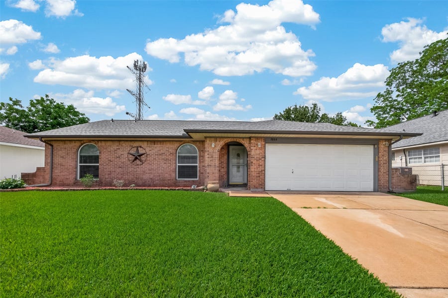 Property photo for 2003 Kingsway Drive, League City, TX
