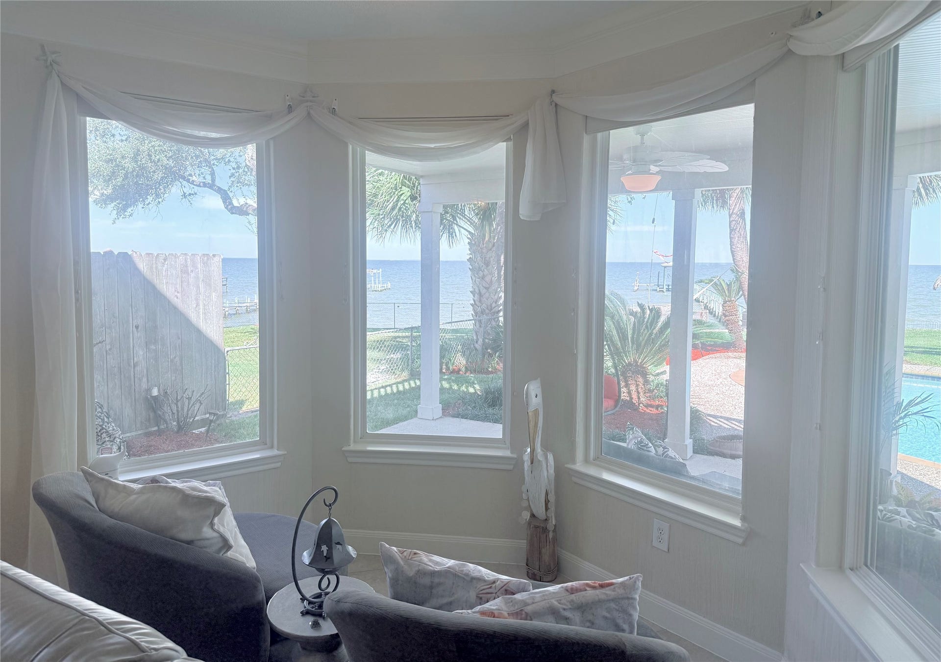 4715 W Bayshore Drive, Bacliff, TX 77518 Extra seating area to look out over the water view from the living room.