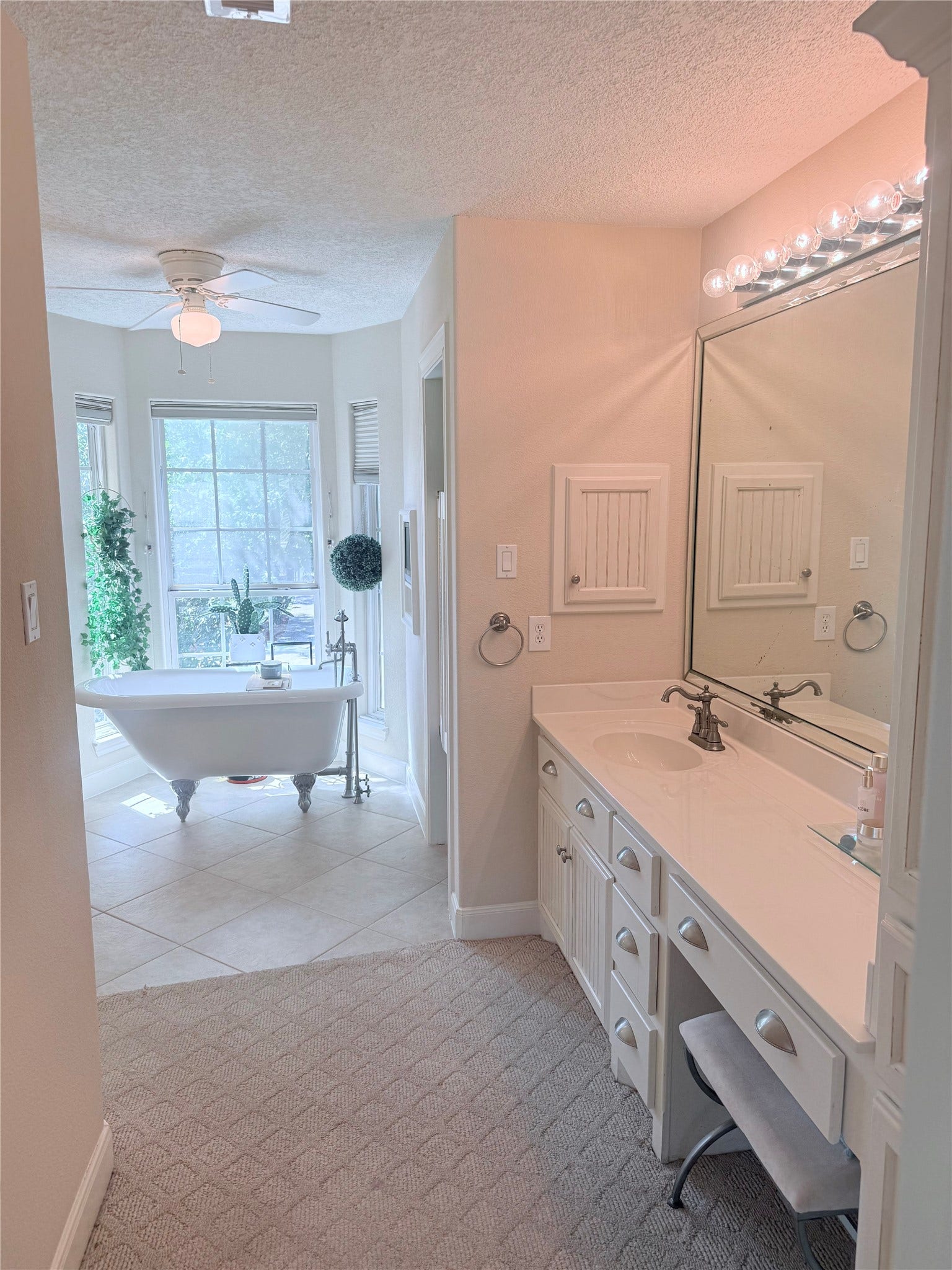 4715 W Bayshore Drive, Bacliff, TX 77518 Double vanities in the Primary en suite.
