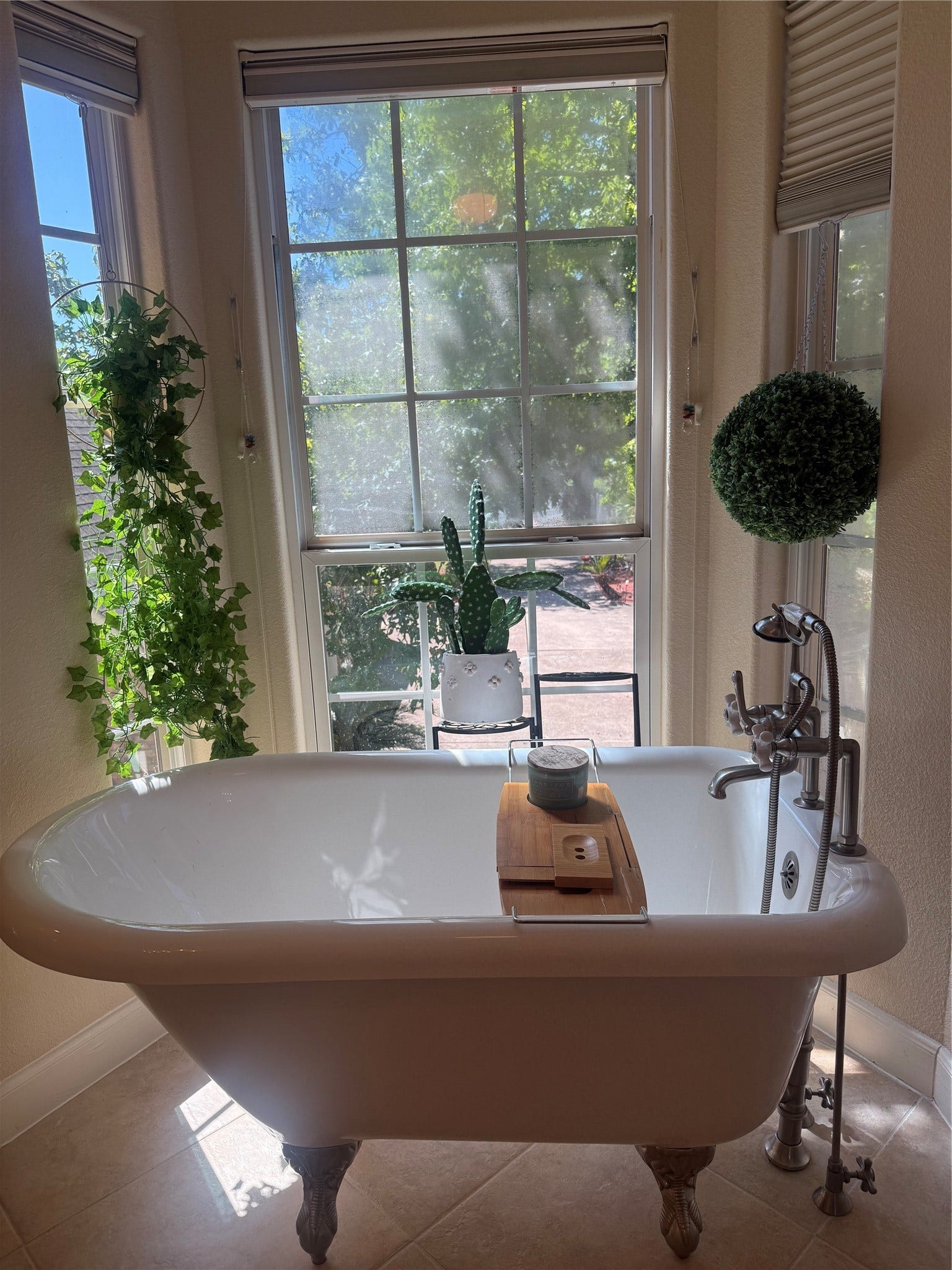 4715 W Bayshore Drive, Bacliff, TX 77518 Beautiful clawfoot tub.