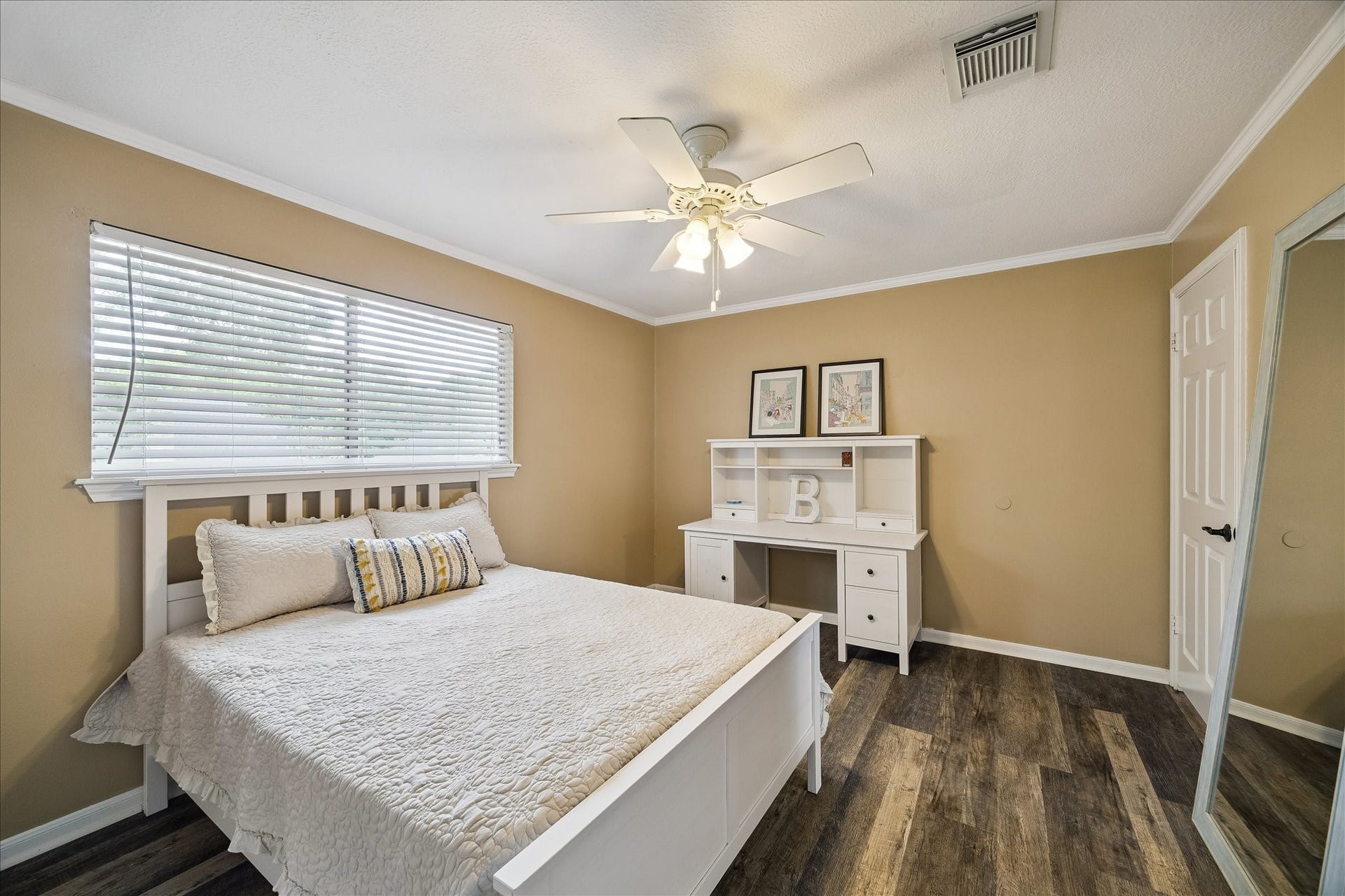 2919 Forest Garden Drive, Kingwood, TX 77345 All the upstairs bedrooms are hosting a queen/ full beds. Lots of space here.