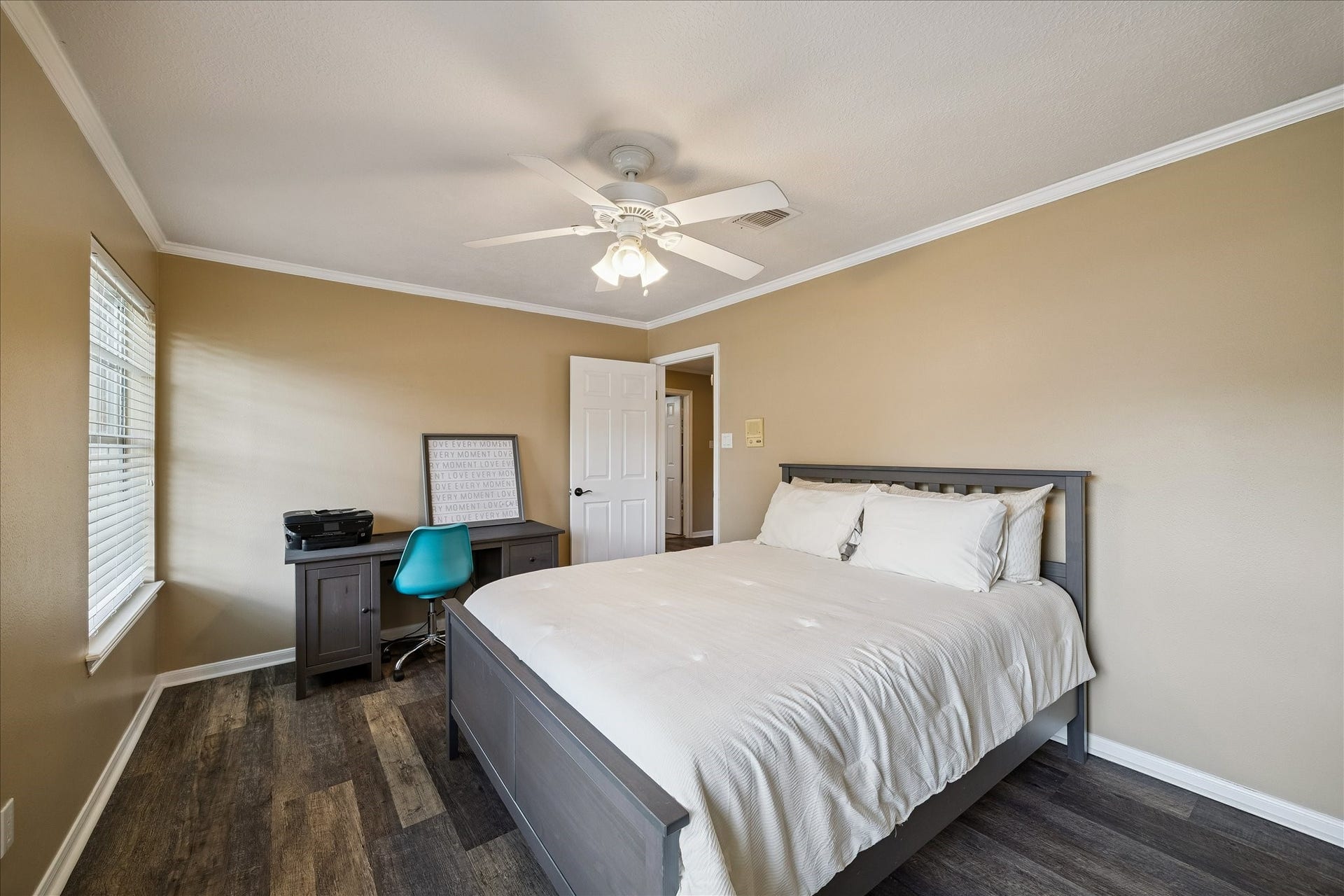 2919 Forest Garden Drive, Kingwood, TX 77345 Another large secondary bedroom.