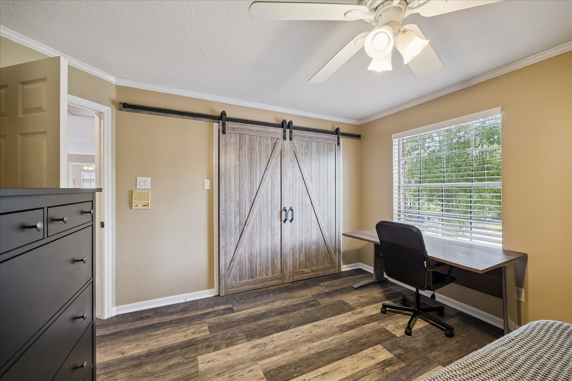 2919 Forest Garden Drive, Kingwood, TX 77345 Great barn doors for the closet.