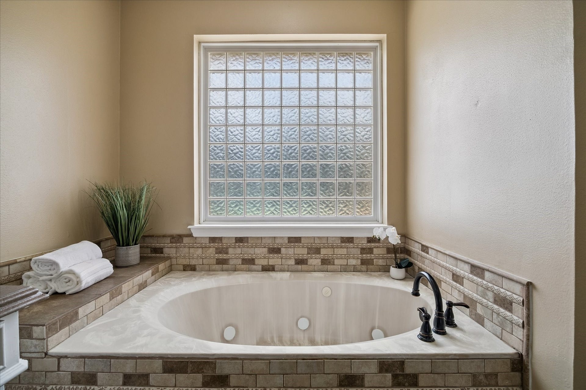 2919 Forest Garden Drive, Kingwood, TX 77345 Large tub to enjoy.