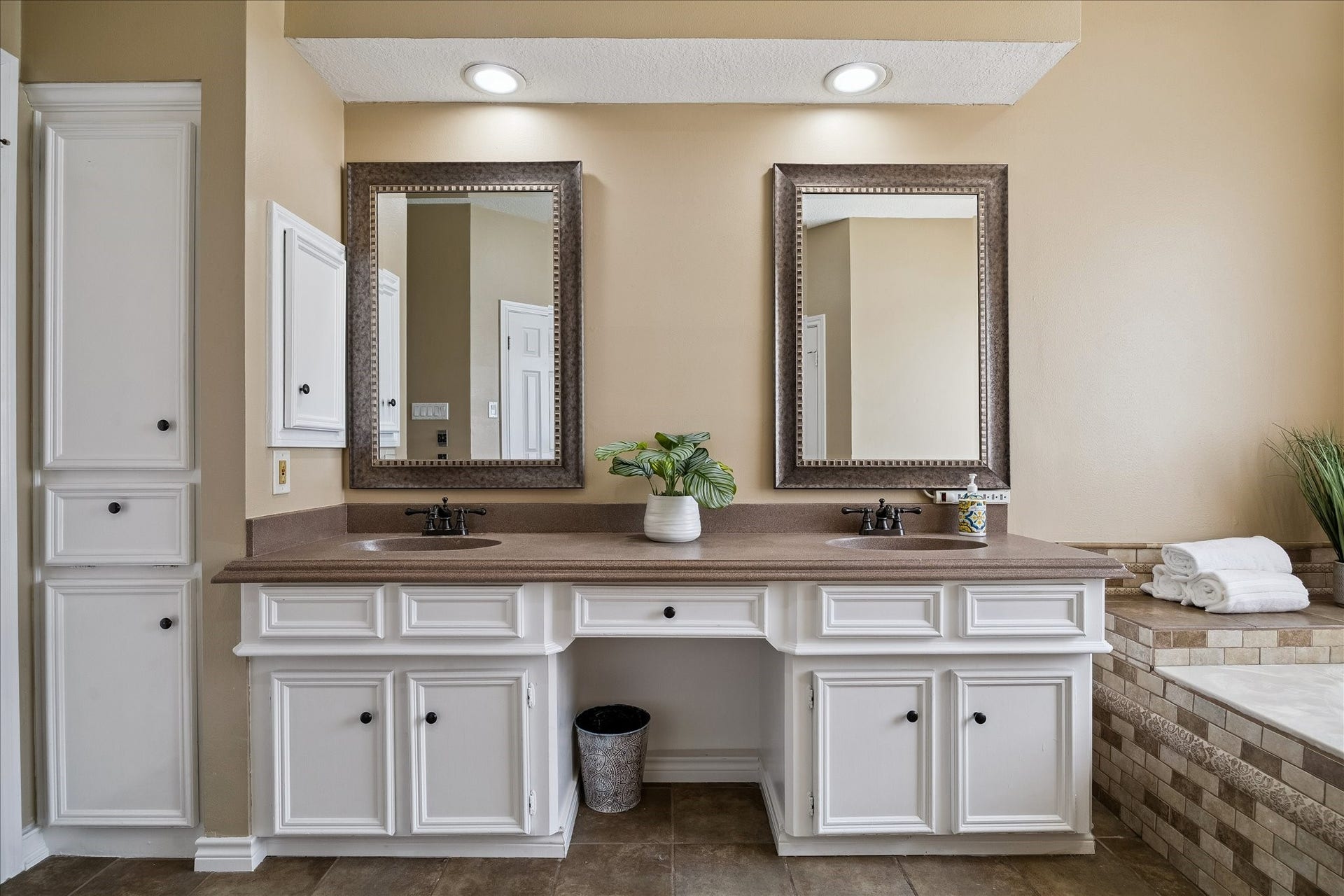 2919 Forest Garden Drive, Kingwood, TX 77345 His/ her sinks