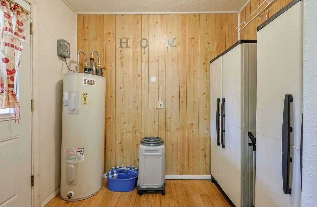 4110 Sherri Lane, Crosby, TX 77532 Mud room/Pantry at back entry