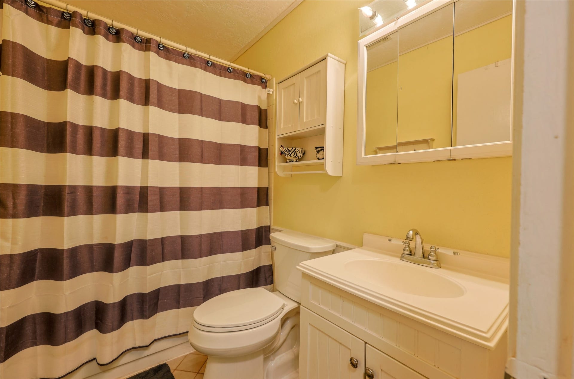 4110 Sherri Lane, Crosby, TX 77532 Guest Bathroom, tub/shower combo