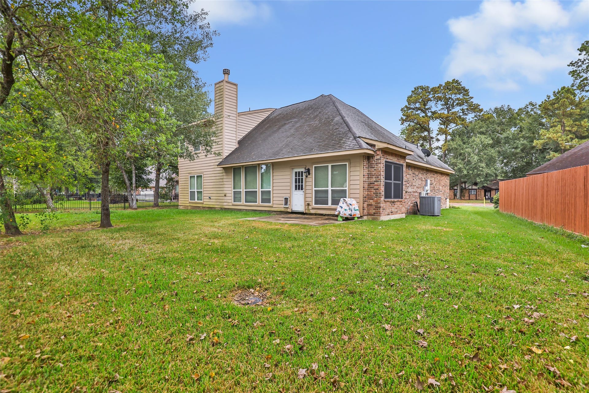 1922 Shark Court, Crosby, TX 77532