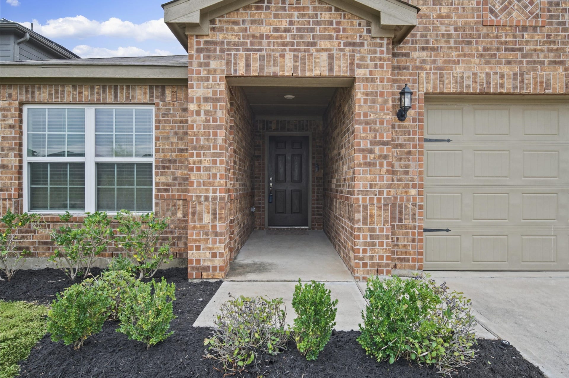 327 Spanish Stone Drive, Katy, TX 77493 Great home with a nice entry way and fresh landscaping!