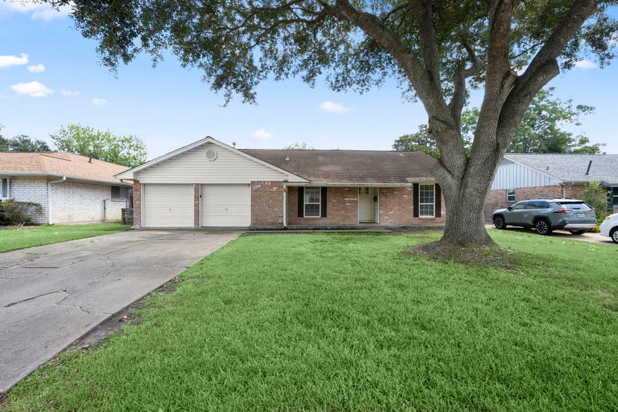 Property photo for 2909 Livingston Drive, Pearland, TX