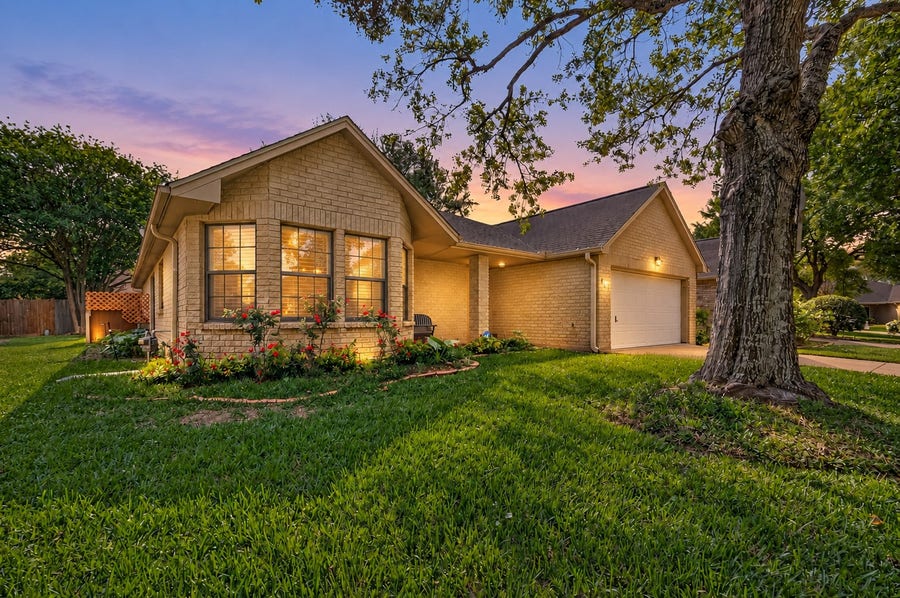 Property photo for 807 Forest Oaks Lane, Pearland, TX