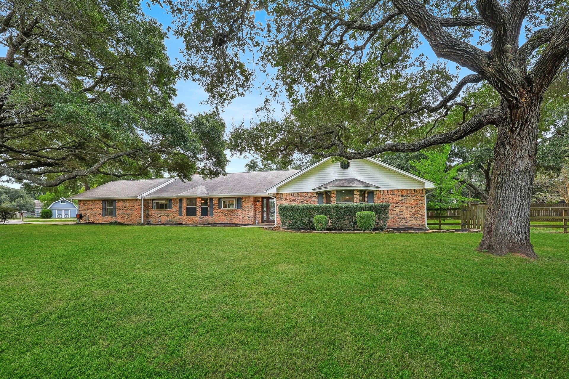 22107 Rosewood Trail, Tomball, TX 77377 Traditional Brick Ranch-Style Home on Approx. 1-Acre Corner Lot with a Side-Entry 2-Car Garage, an In-Ground Dark Blue Gunite Pool with Fountain & Sprays has BEAUTIFUL VIEWS OF THE NEIGHBORHOOD LAKE WITH ISLAND. Rosewood Hill is a Unique & Highly Desired Neighborhood w/a Small Home Town Feeling.