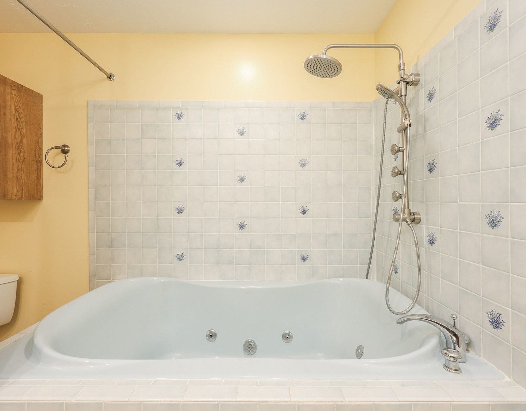 22107 Rosewood Trail, Tomball, TX 77377 Whirlpool Tub/Shower Combo in the Hall Bath