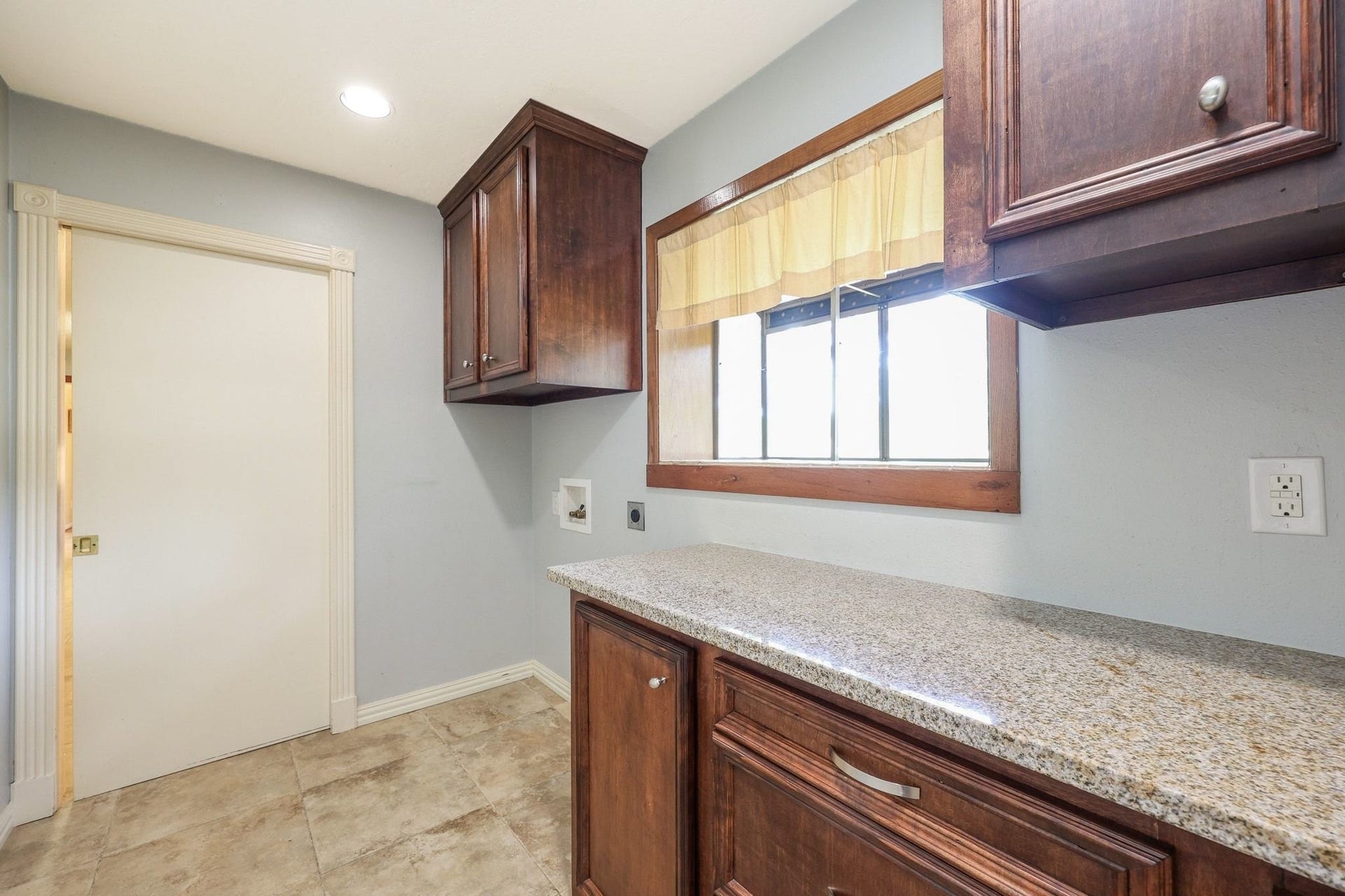 22107 Rosewood Trail, Tomball, TX 77377 The Utility Room with Built-Ins, a Half-Bath, a Storage Closet accommodates a Full-Size Washer & Electric Dryer and Connects to the Attached 2-Car Garage and Breakfast Room/Kitchen.