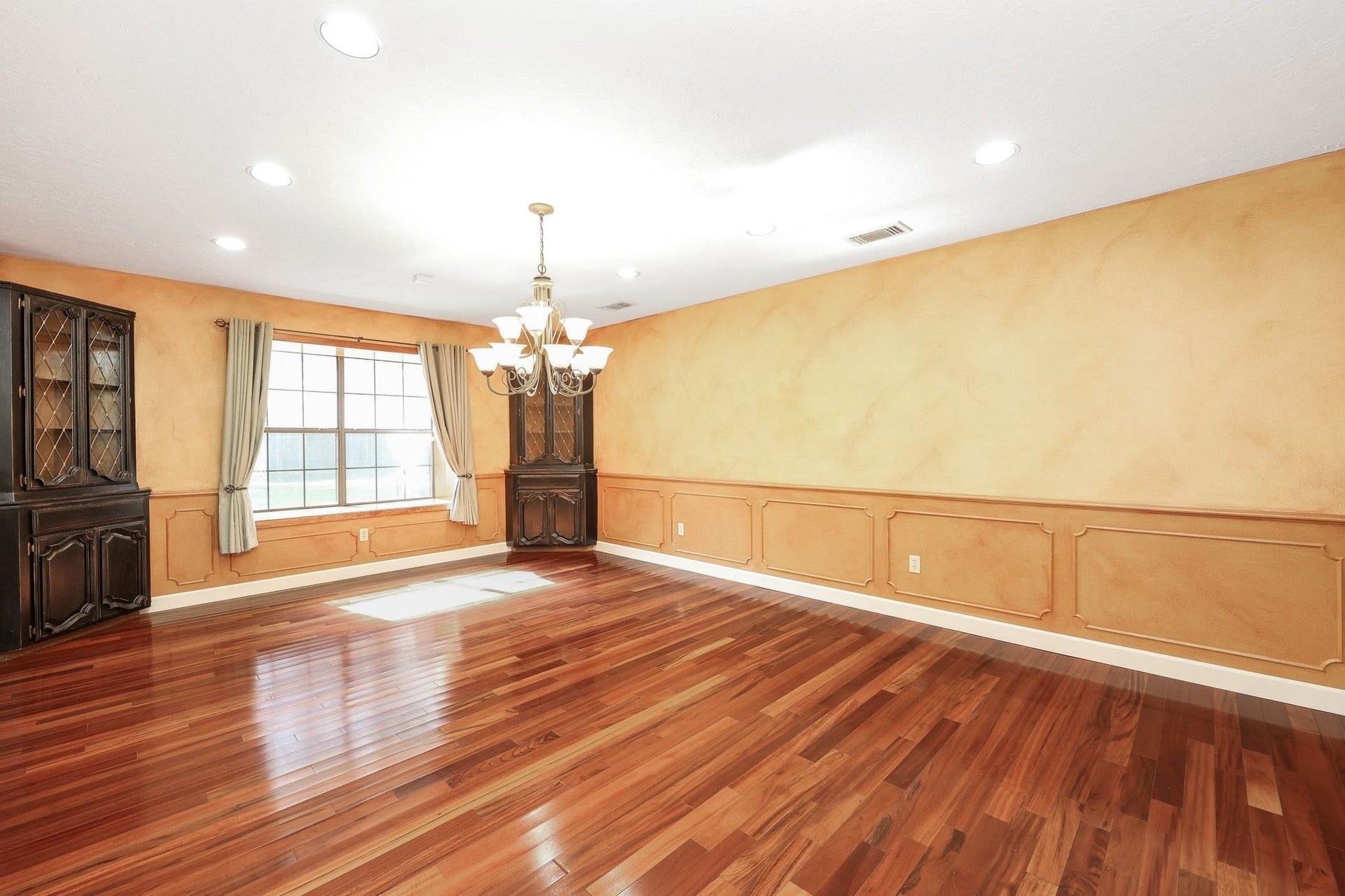 22107 Rosewood Trail, Tomball, TX 77377 Formal Dining Room is located just off the Entry
