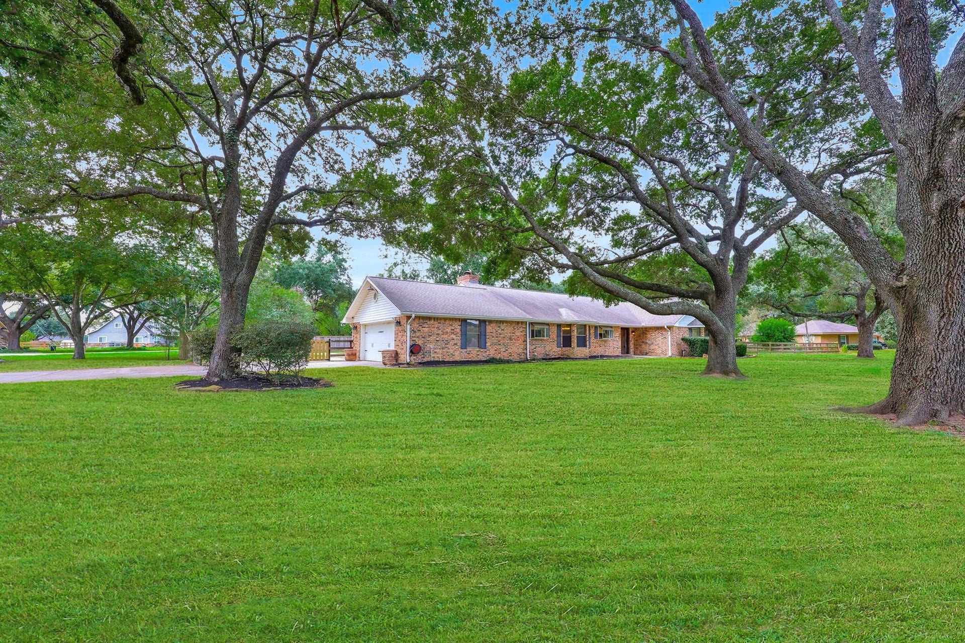 22107 Rosewood Trail, Tomball, TX 77377 Traditional Brick Ranch-Style Home on Approx. 1-Acre Corner Lot with a Side-Entry 2-Car Garage, an In-Ground Dark Blue Gunite Pool with Fountain & Sprays has BEAUTIFUL VIEWS OF THE NEIGHBORHOOD LAKE WITH ISLAND. Rosewood Hill is a Unique & Highly Desired Neighborhood w/a Small Home Town Feeling.