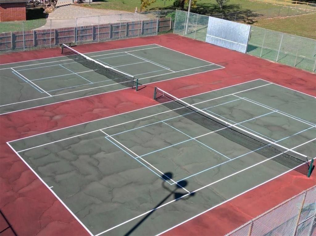 22107 Rosewood Trail, Tomball, TX 77377 Located next to the Pool are the Neighborhood Tennis Courts / Pickle Ball Courts.