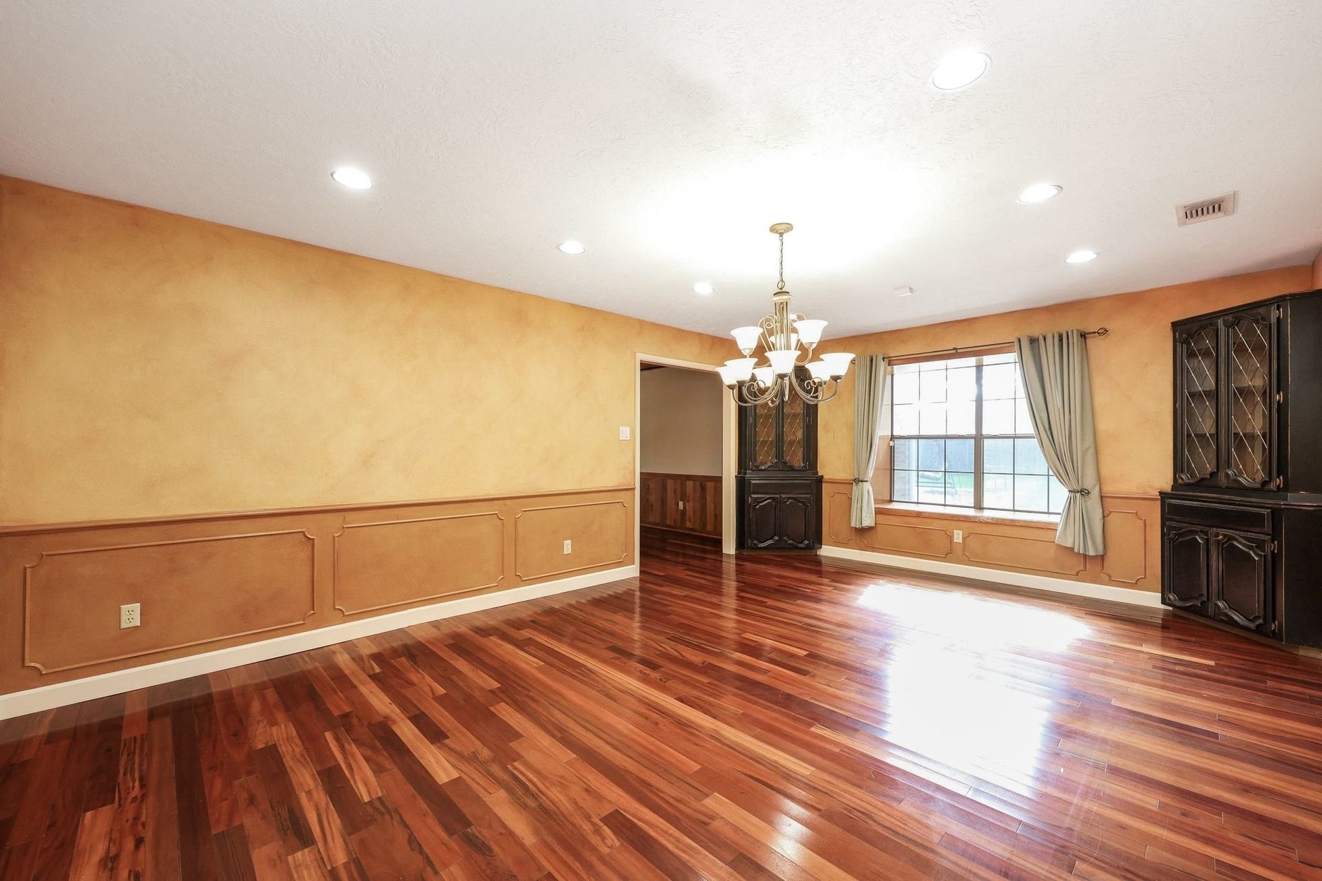 22107 Rosewood Trail, Tomball, TX 77377 Formal Dining Room is located just off the Entry