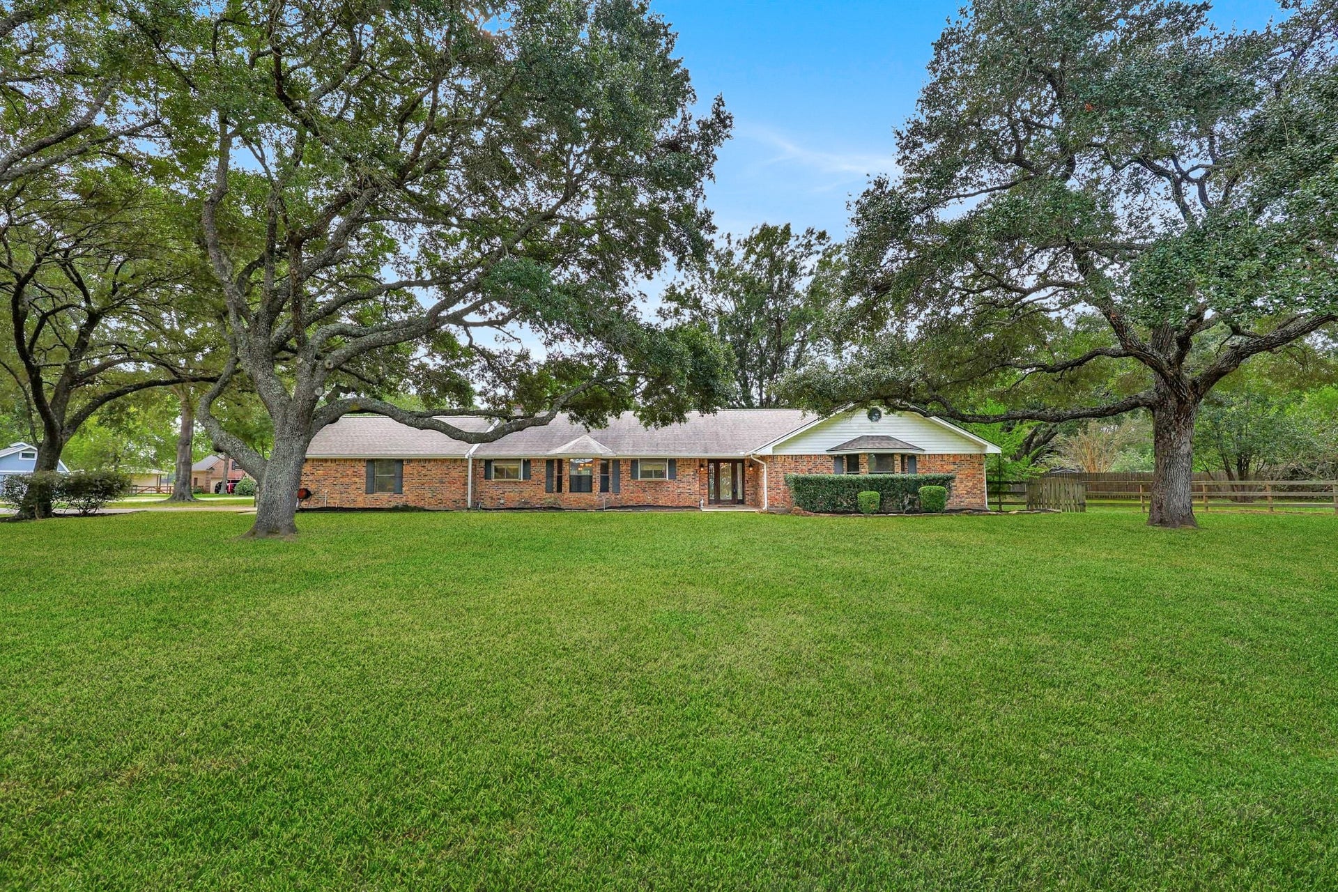 22107 Rosewood Trail, Tomball, TX 77377 Traditional Brick Ranch-Style Home on Approx. 1-Acre Corner Lot with a Side-Entry 2-Car Garage, an In-Ground Dark Blue Gunite Pool with Fountain & Sprays has BEAUTIFUL VIEWS OF THE NEIGHBORHOOD LAKE WITH ISLAND. Rosewood Hill is a Unique & Highly Desired Neighborhood w/a Small Home Town Feeling.