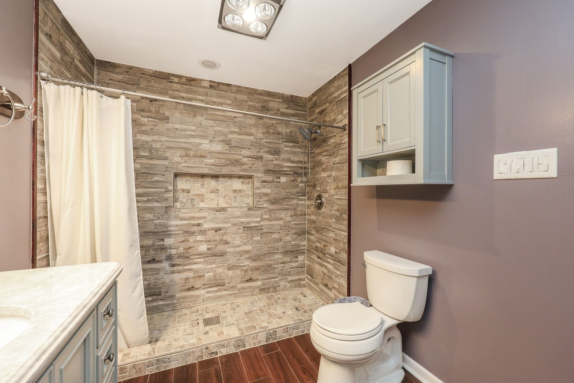 22107 Rosewood Trail, Tomball, TX 77377 En-Suite Bath for Bedroom #2