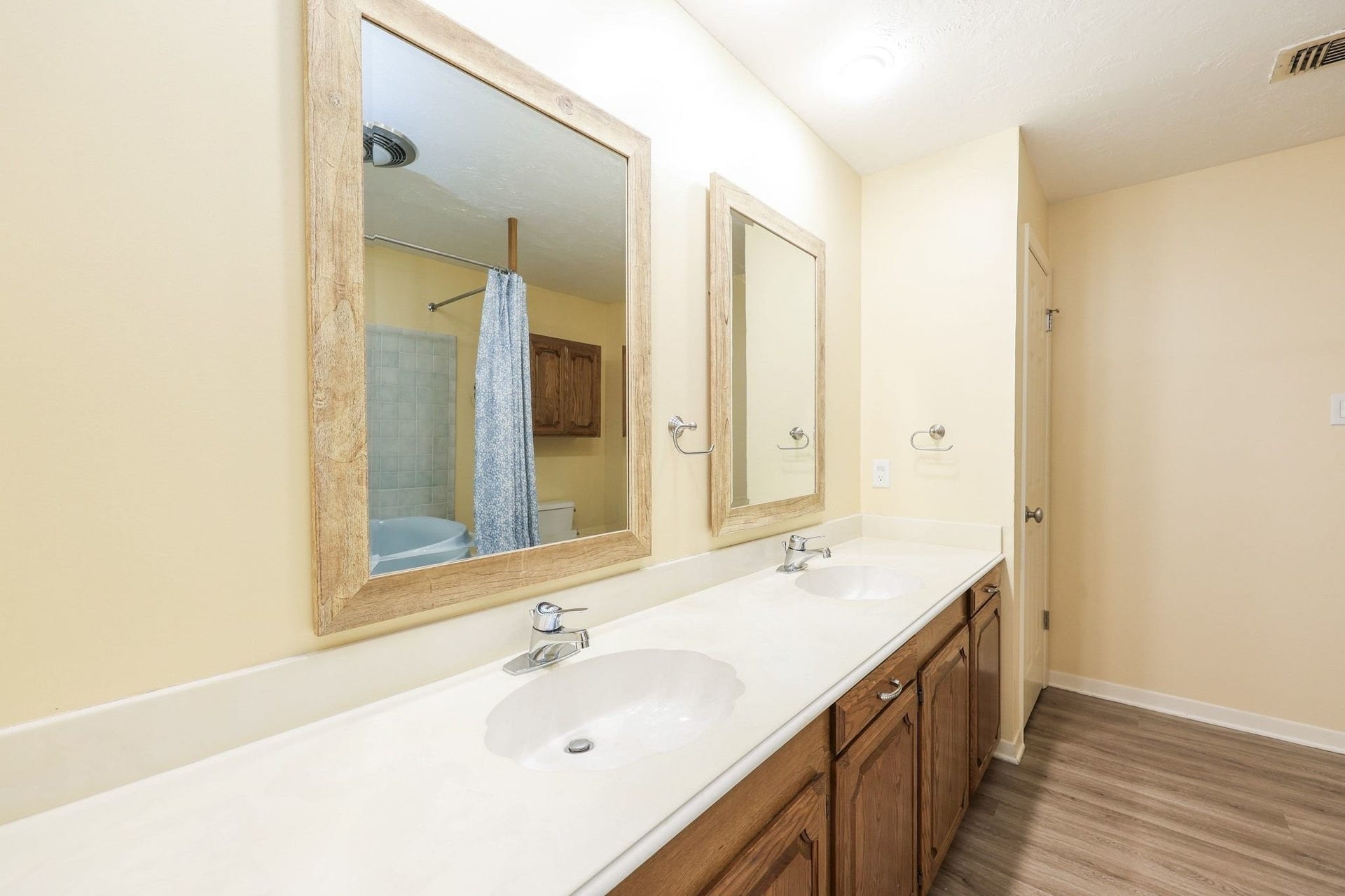 22107 Rosewood Trail, Tomball, TX 77377 Full Hall Bath with Double Sinks, Toilet Area and Whirlpool Tub/Shower Combo.
