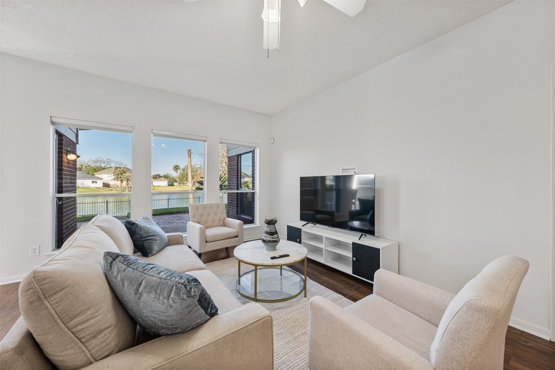6518 Portuguese Bend Drive, Missouri City, TX 77459 Living room