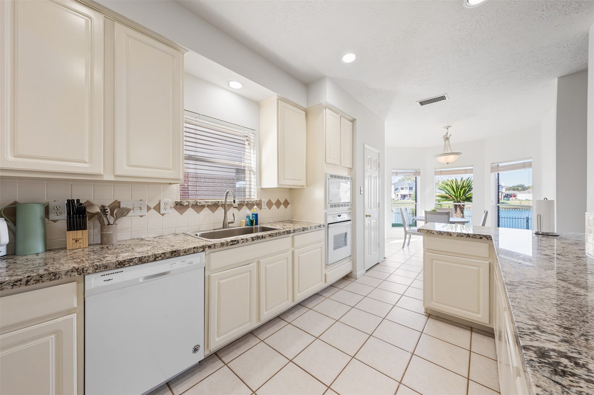 6518 Portuguese Bend Drive, Missouri City, TX 77459 kitchen