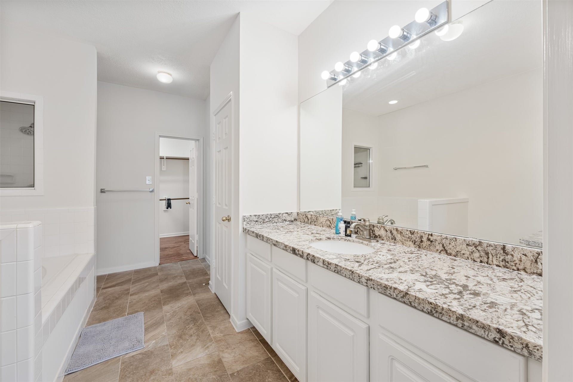 6518 Portuguese Bend Drive, Missouri City, TX 77459 Master bedroom