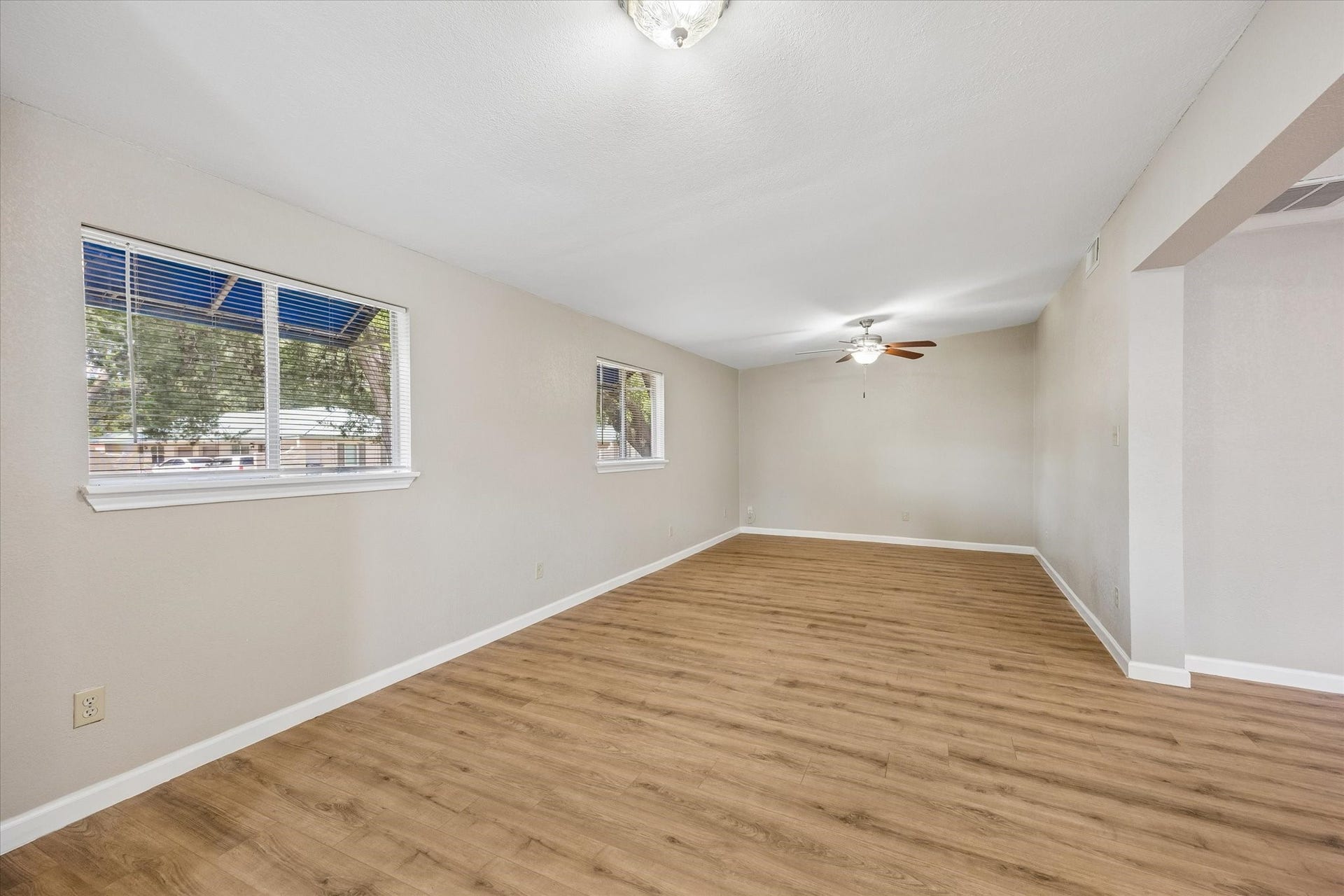 218 N Ormsby Street, Alvin, TX 77511 218 N Ormsby Street, Alvin, TX 77511