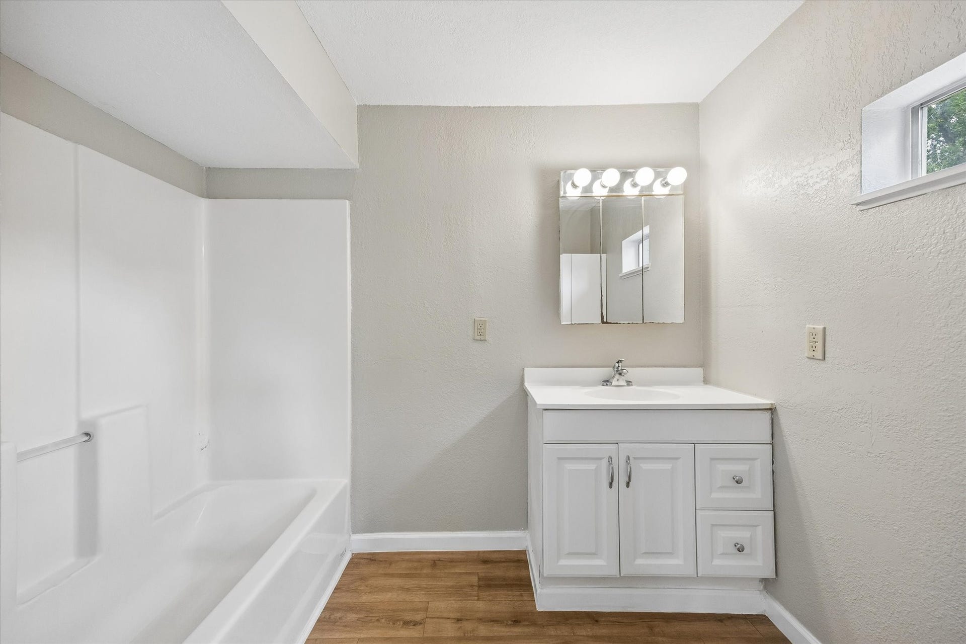 218 N Ormsby Street, Alvin, TX 77511 218 N Ormsby Street, Alvin, TX 77511