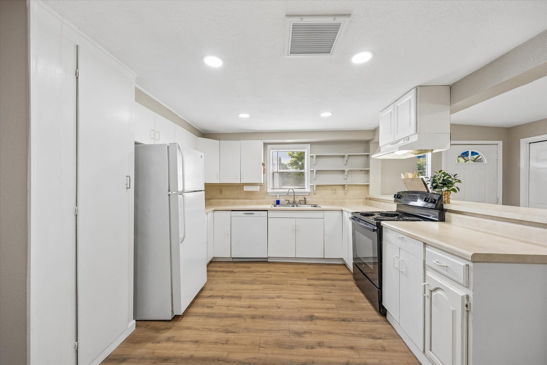 218 N Ormsby Street, Alvin, TX 77511 218 N Ormsby Street, Alvin, TX 77511