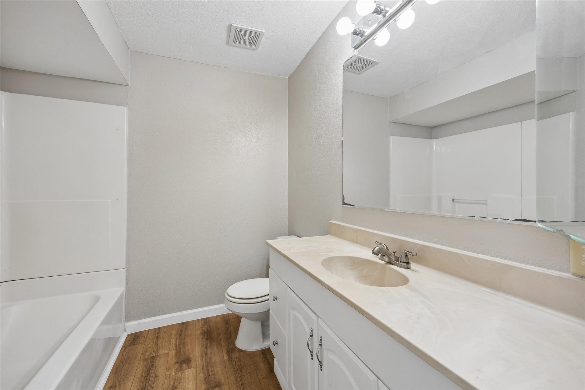 218 N Ormsby Street, Alvin, TX 77511 218 N Ormsby Street, Alvin, TX 77511