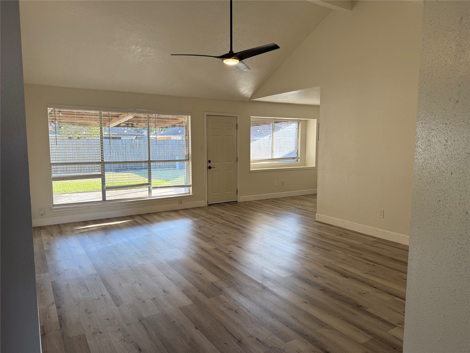 10840 E Idlewood Drive, La Porte, TX 77571 Living Room