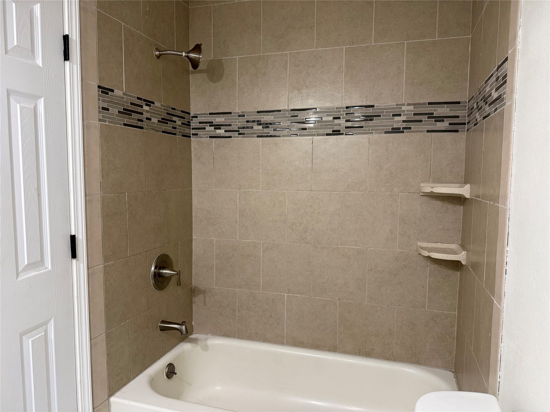 10840 E Idlewood Drive, La Porte, TX 77571 Guest Bathroom Shower
