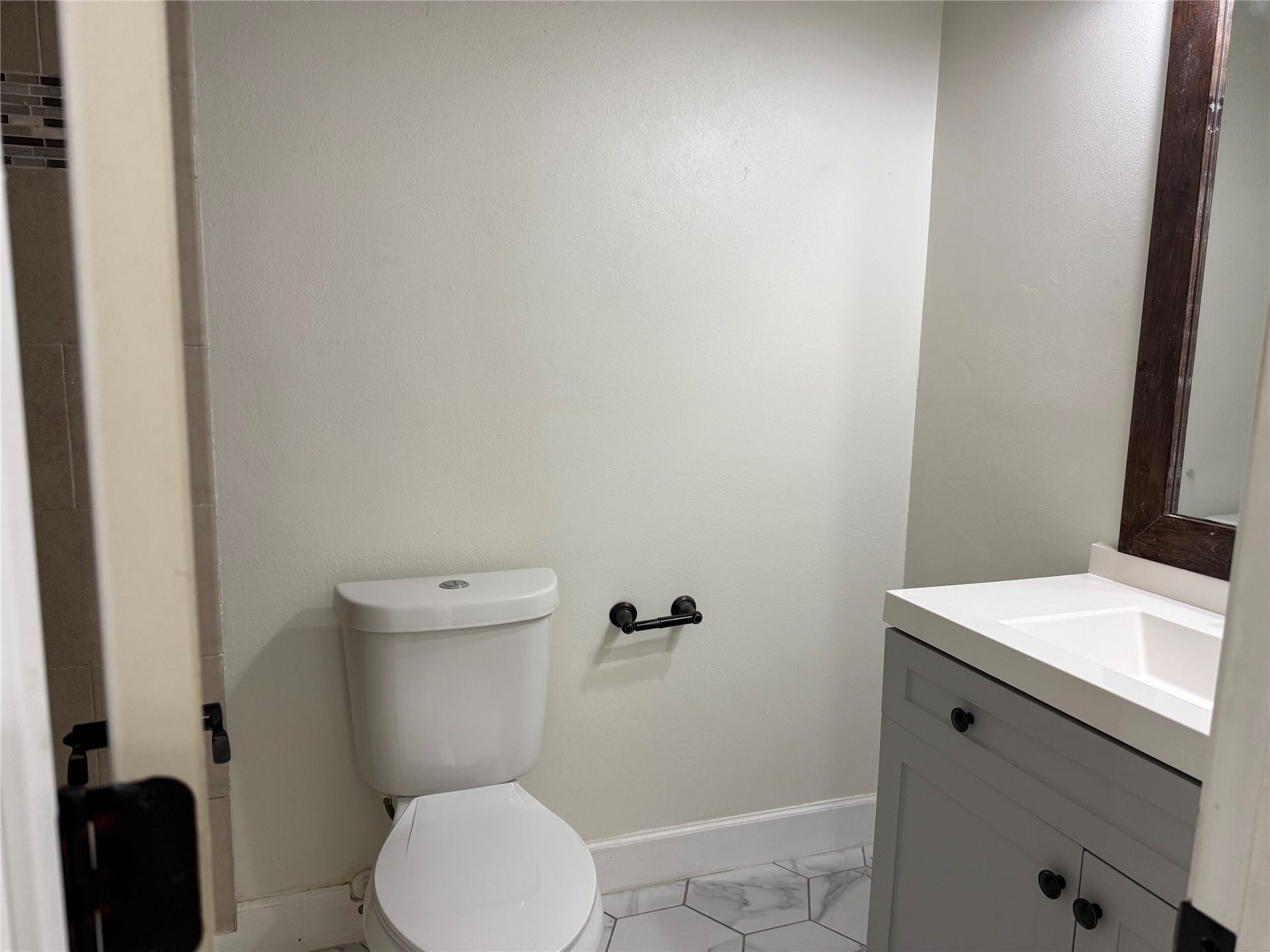 10840 E Idlewood Drive, La Porte, TX 77571 Guest Bathroom