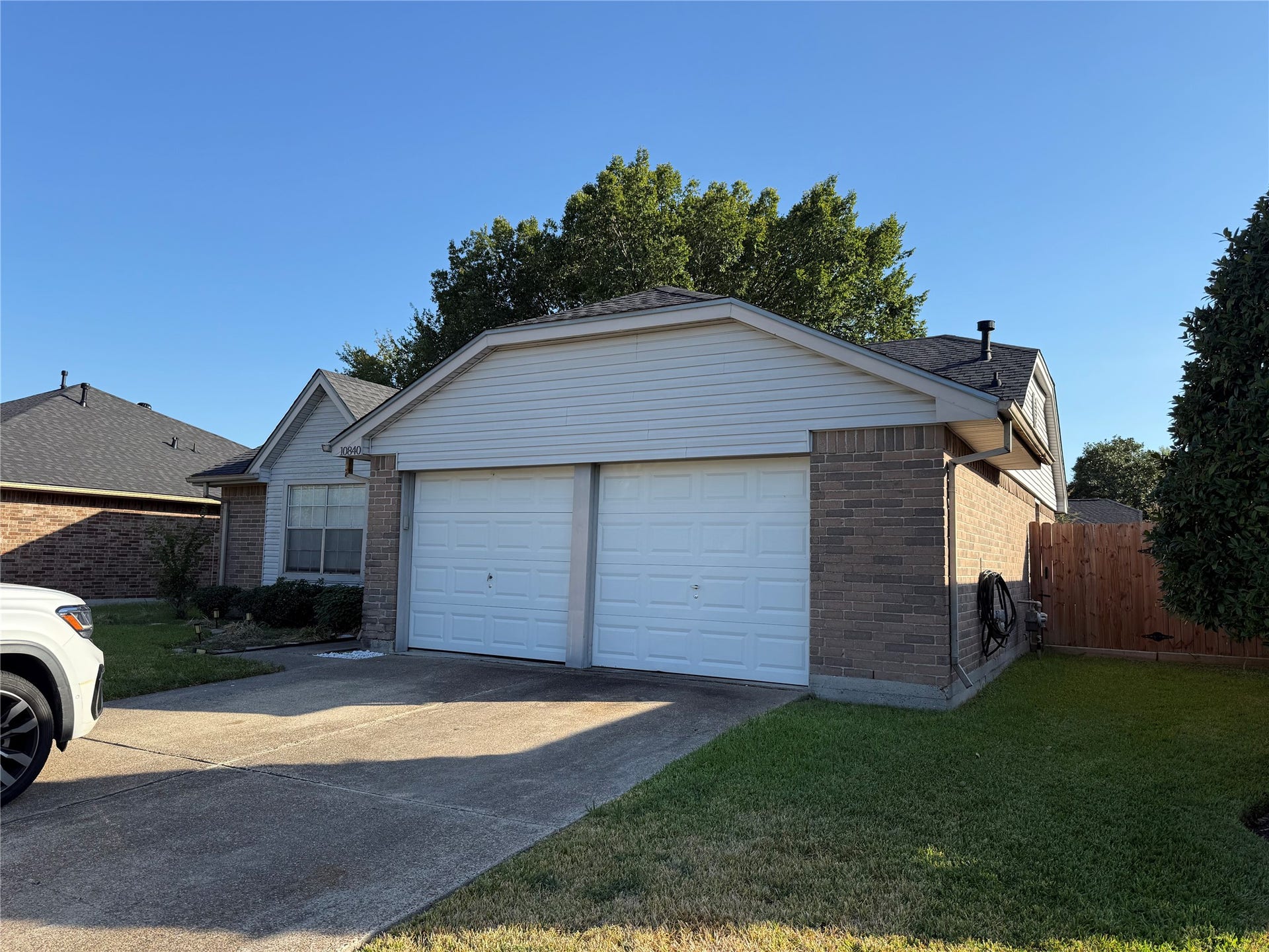 10840 E Idlewood Drive, La Porte, TX 77571 2 Car Garage