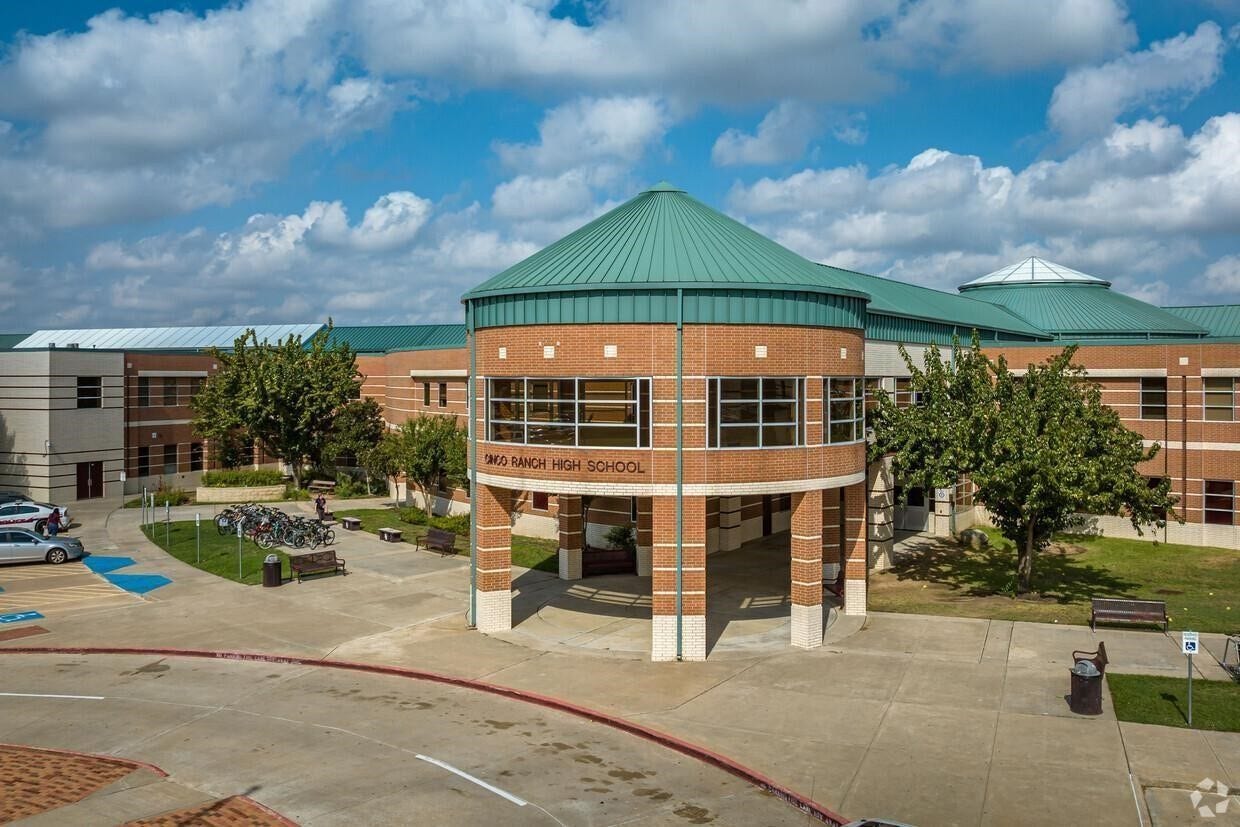 Enjoy access to the top-rated Katy ISD schools , including the exemplary A-rated Creech Elementary, Beck Junior High, and Cinco Ranch High School.