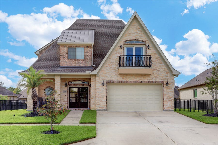 Property photo for 327 Twin Timbers Lane, Kemah, TX