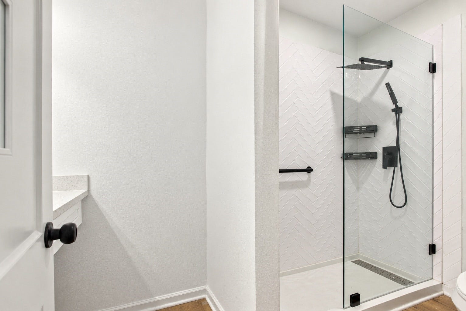 The secondary bathroom has also be fully updated with a brand new shower glass!