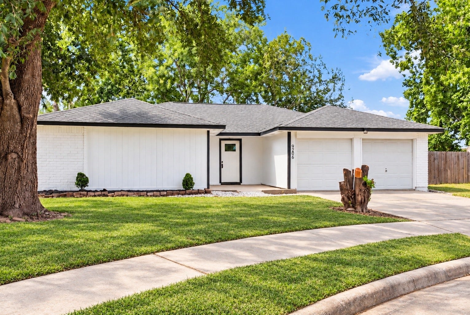 This home is located on a Cul-De-Sac!