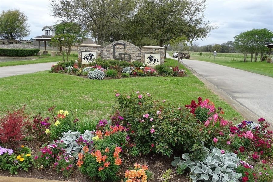 Property photo for 702 County Road 34, Angleton, TX