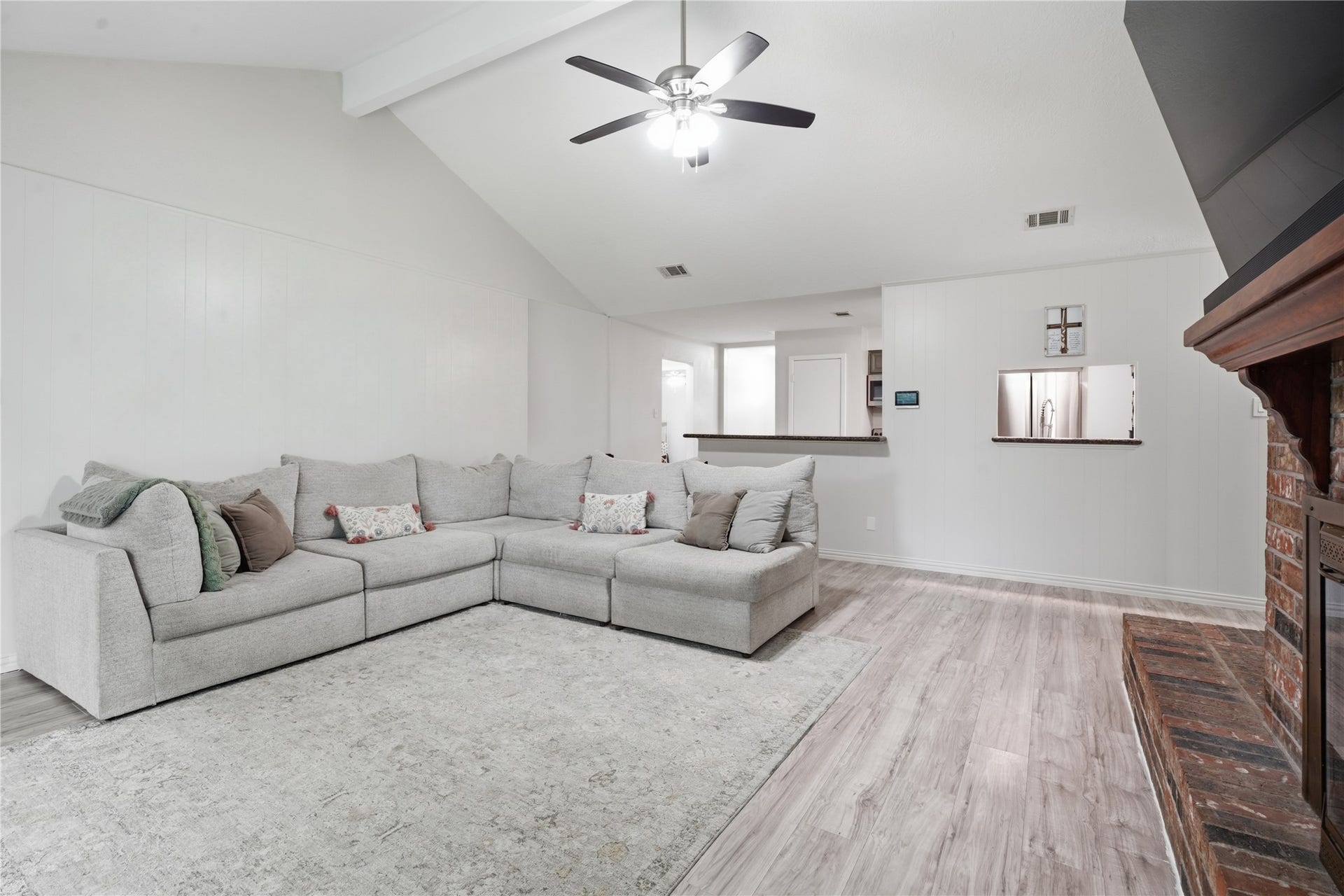 4850 Kentington Drive, Alvin, TX 77511 Spacious living room with vaulted ceilings, wood-look flooring, and an open layout that flows seamlessly to the kitchen.