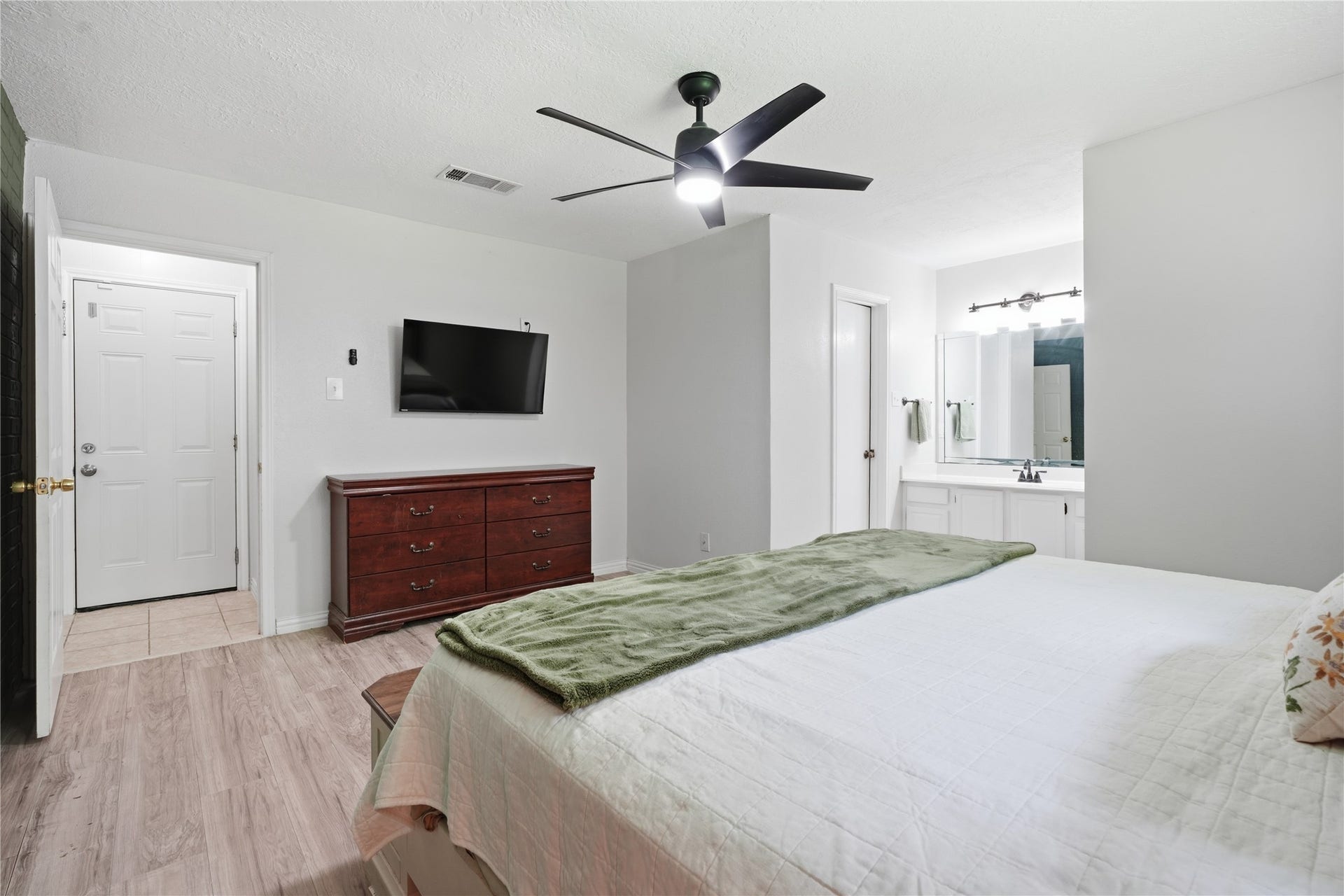 4850 Kentington Drive, Alvin, TX 77511 Alternate view of the primary suite showcasing the generous layout, ensuite bath access, and abundant wall space for furnishings.