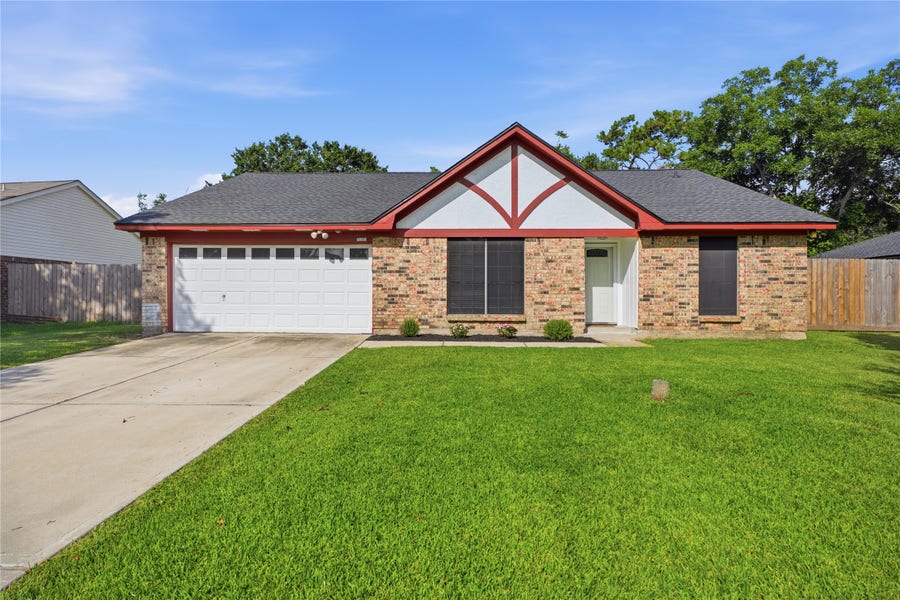 Property photo for 4850 Kentington Drive, Alvin, TX