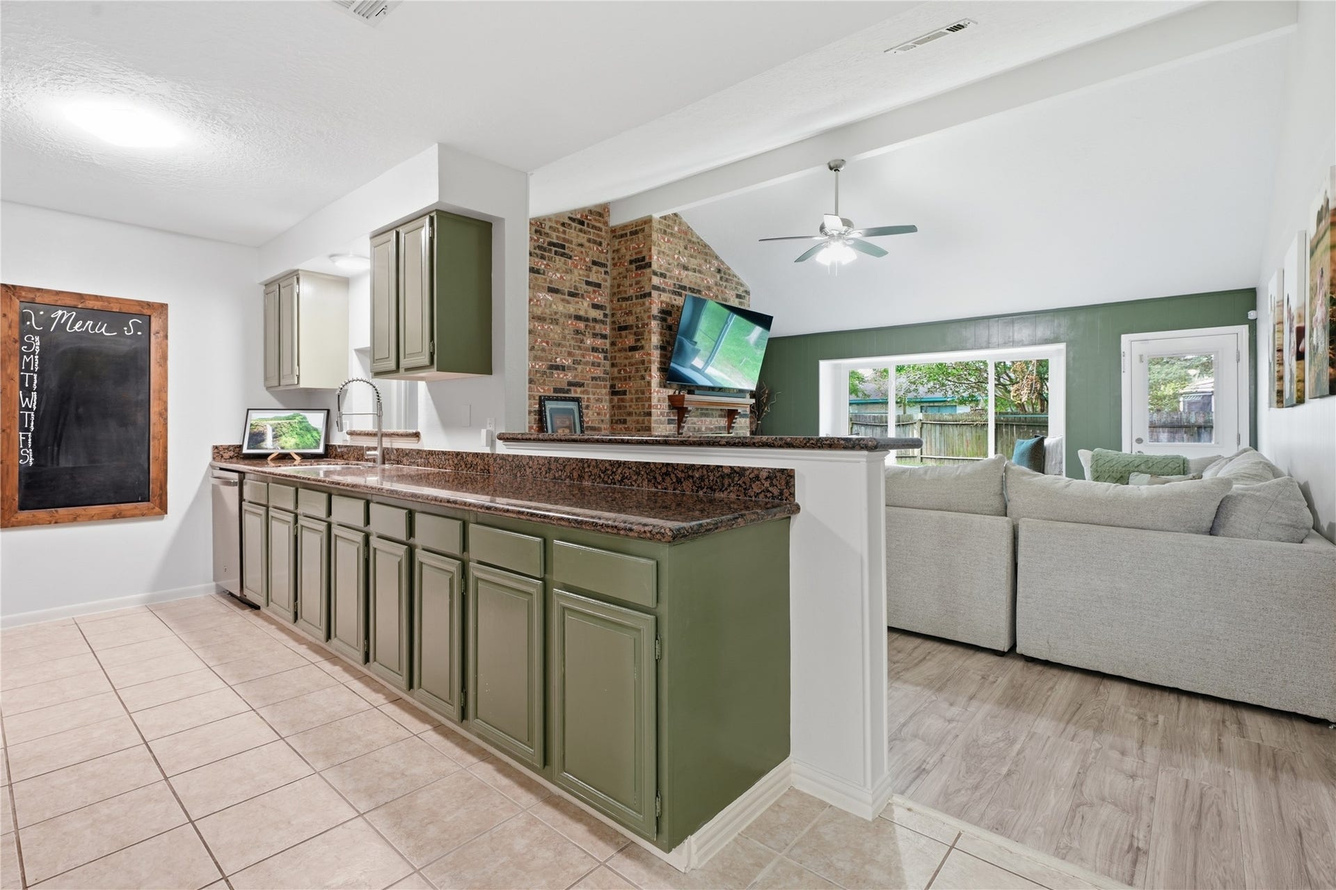 4850 Kentington Drive, Alvin, TX 77511 Open-concept kitchen overlooking the living room, featuring generous prep space, a breakfast bar, and excellent flow for entertaining.